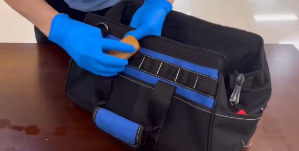 工厂箱包发霉处理方法及防霉措施-防霉剂|干燥剂|防霉片-塑料抗菌剂供应厂家